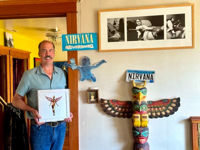 Krist holding box set.