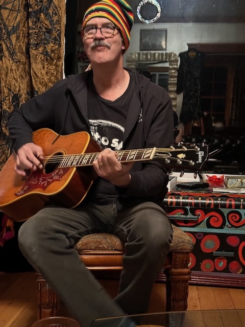 Krist Novoselic with guitar.